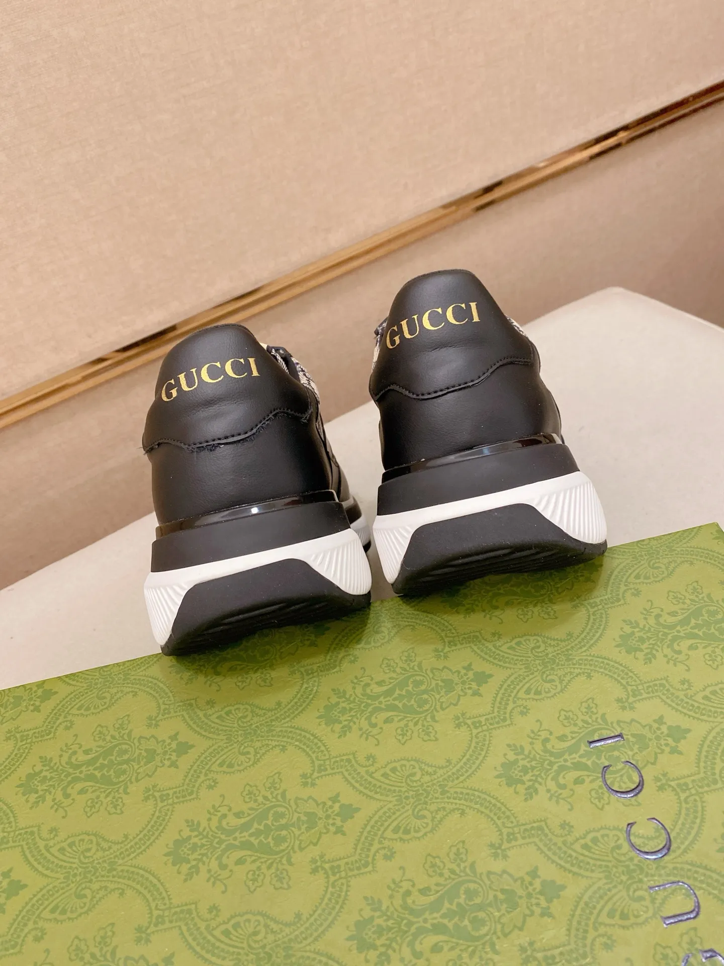 Men's shoes 💰 462💰The new GUCCI (Gucci) counters are launched simultaneously. The new men's shoes, 😘fabrics are selected from imported cowhide, and the lining is sheepskin lining. 👍🏿 High-end ☄️ air-cushion molded anti-slip rubber outsole, exquisite lines, simple and elegant, comfortable and high-end for leisure travel. Code number: 38 to 44 (45 can be customized and cannot be returned or exchanged)